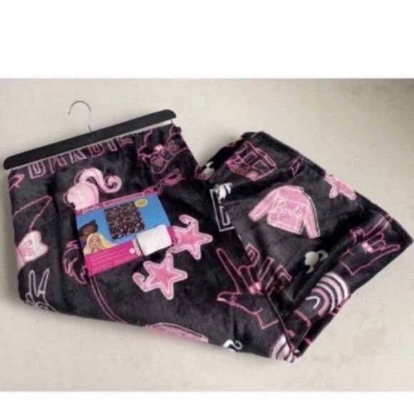 New Black & Pink Barbie Throw Blanket
Super Cute & Soft 50x70 in - Picture 2 of 10